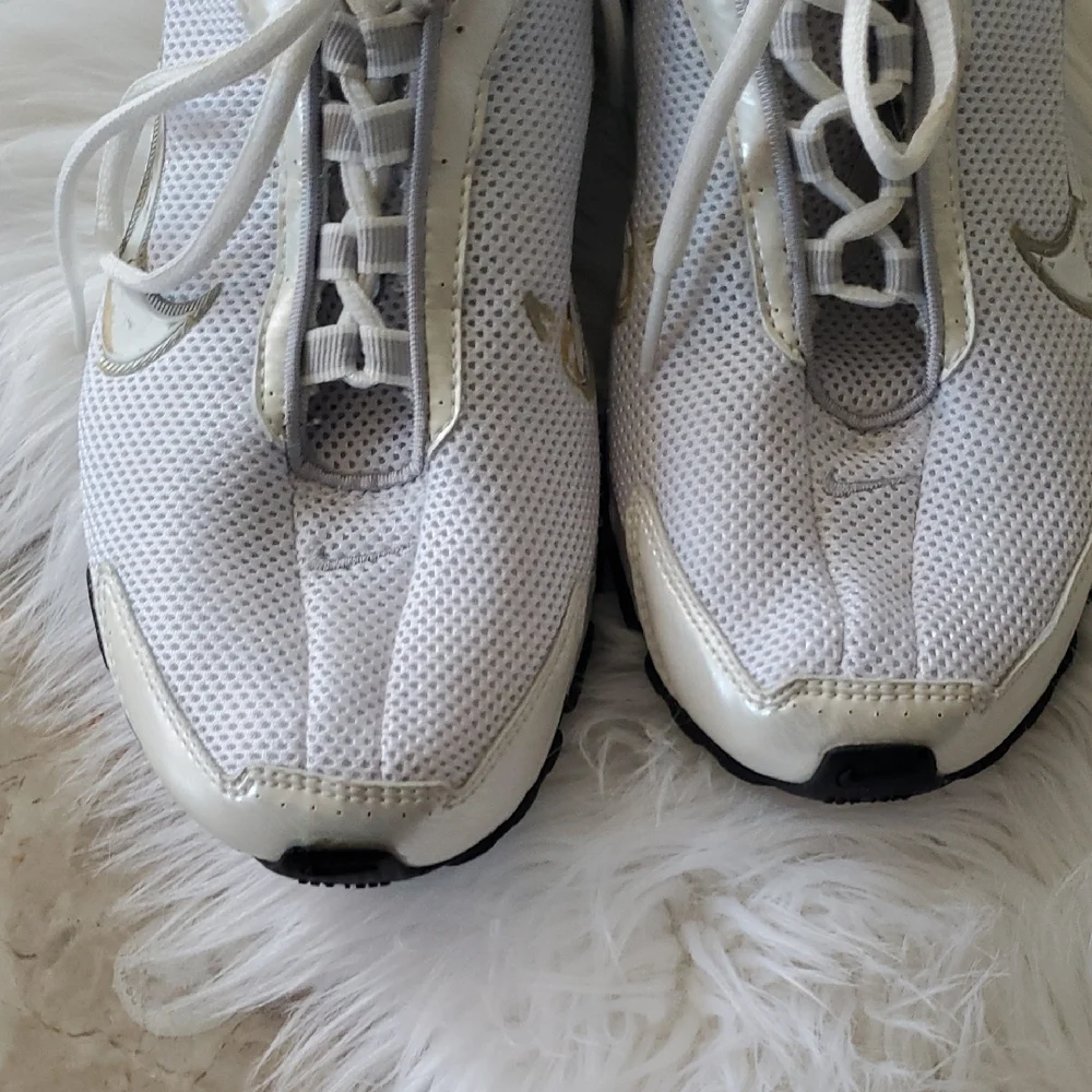 Vtg Nike Shox Women's White and Gold Athletic Shoes Size 10